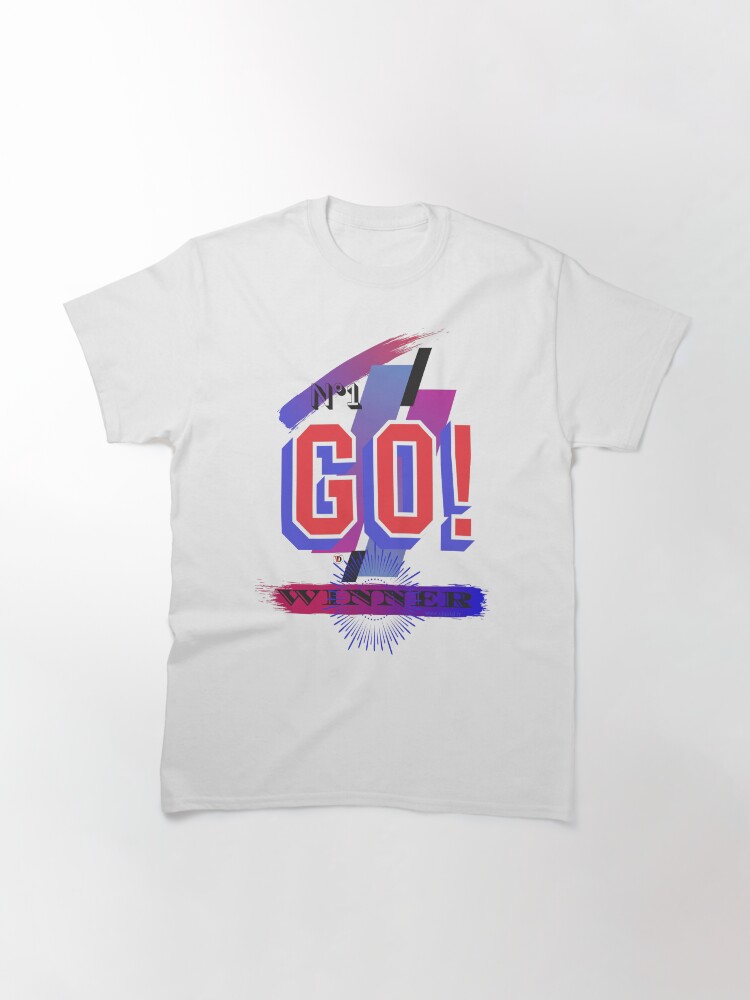 Aperçu 3 sur 7. T-shirt classique avec l'œuvre Go Winner créée et vendue par Vinidal.