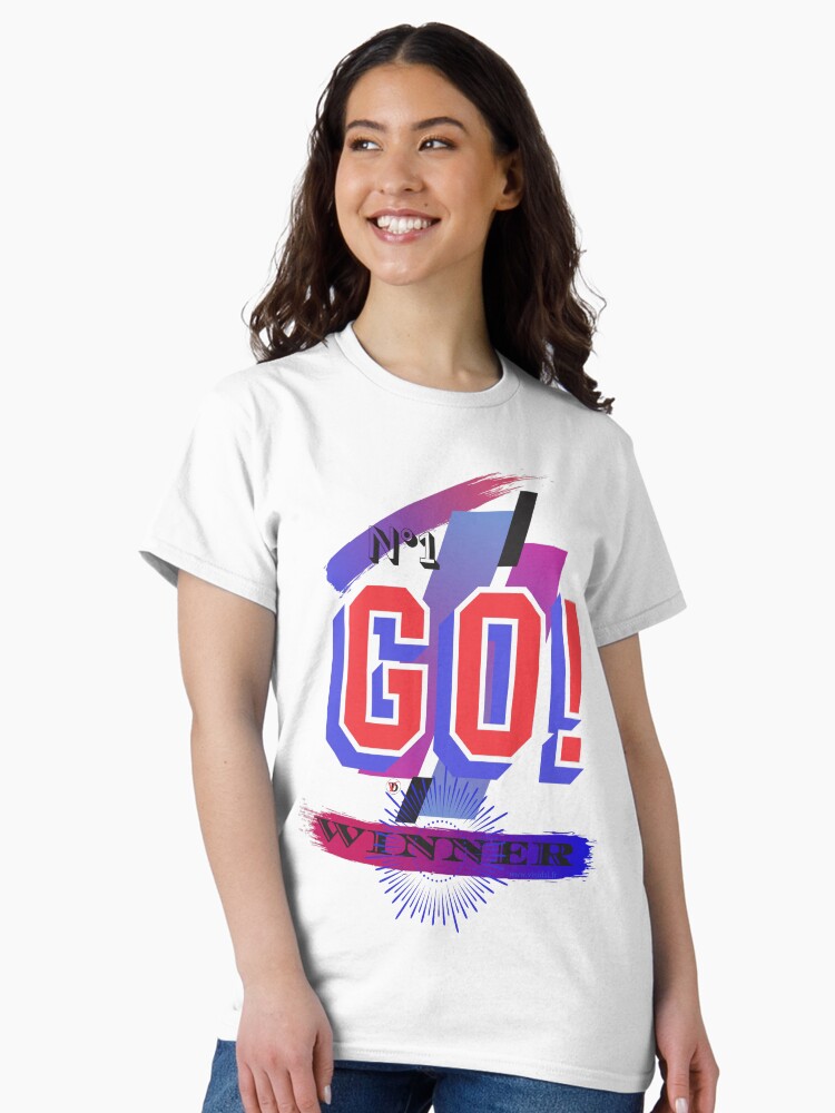 Aperçu 2 sur 7. T-shirt classique avec l'œuvre Go Winner créée et vendue par Vinidal.