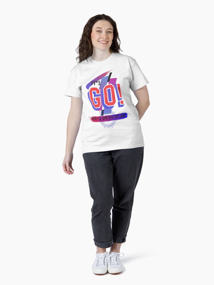 Aperçu 4 sur 7. T-shirt classique avec l'œuvre Go Winner créée et vendue par Vinidal.