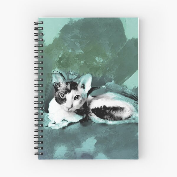 Artikelvorschau, Aquamarinblau, Aquagrün, staubiges Blaugrün und Olivgrün Cornish-Rex in Blättern und Gras entworfen und verkauft von Most1234.
