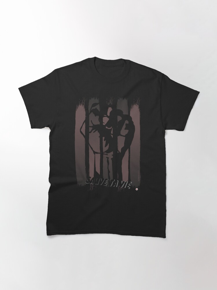 Aperçu 3 sur 7. T-shirt classique avec l'œuvre Sauve ta vie. Modèle N°8 créée et vendue par Vinidal.