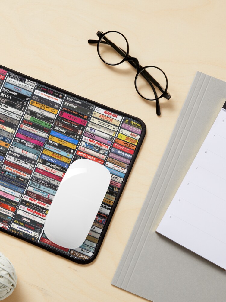 Aperçu 3 sur 5. Tapis de souris avec l'œuvre Les meilleurs albums des années 1980 - Ultimate 80s Print créée et vendue par MustardPrints.