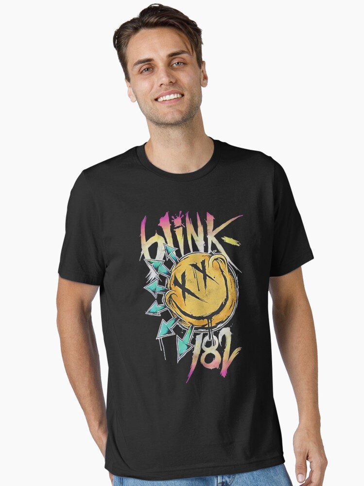 Aperçu 1 sur 7. T-shirt essentiel avec l'œuvre Concert du groupe Blinks 182 créée et vendue par FusionVisions.