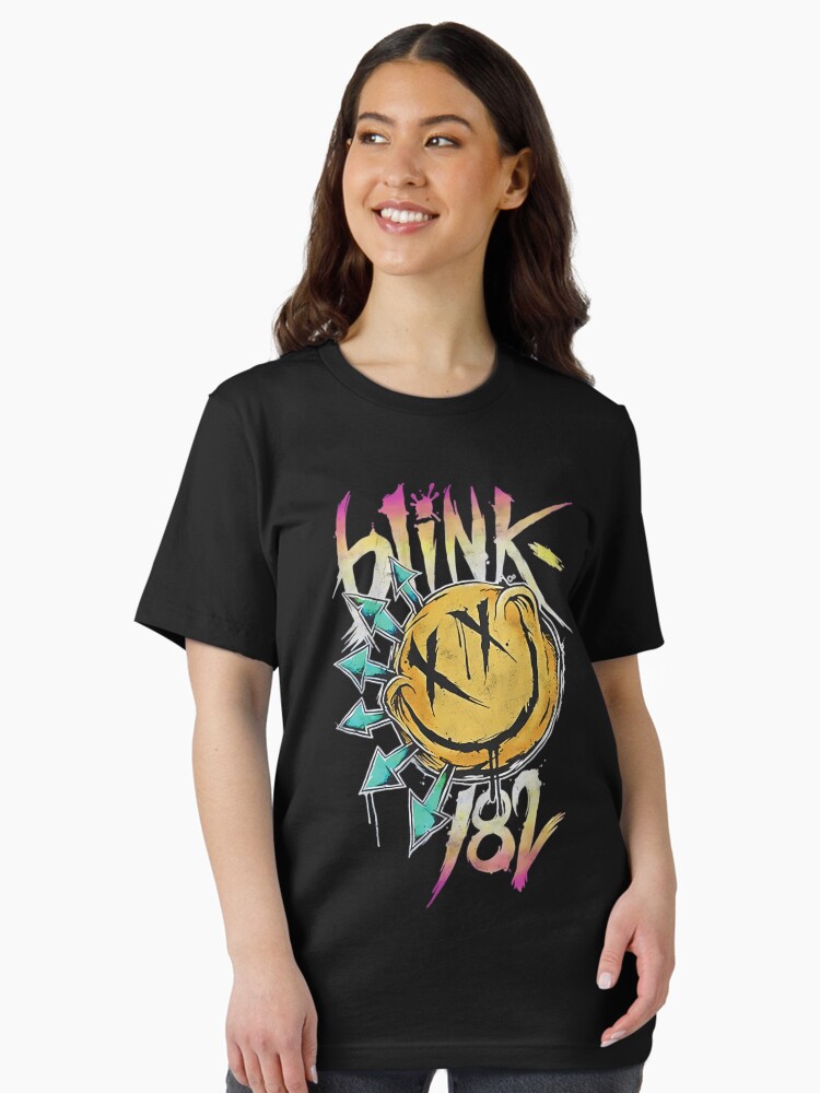Aperçu 2 sur 7. T-shirt essentiel avec l'œuvre Concert du groupe Blinks 182 créée et vendue par FusionVisions.