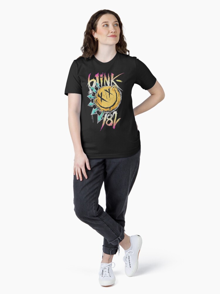 Aperçu 4 sur 7. T-shirt essentiel avec l'œuvre Concert du groupe Blinks 182 créée et vendue par FusionVisions.