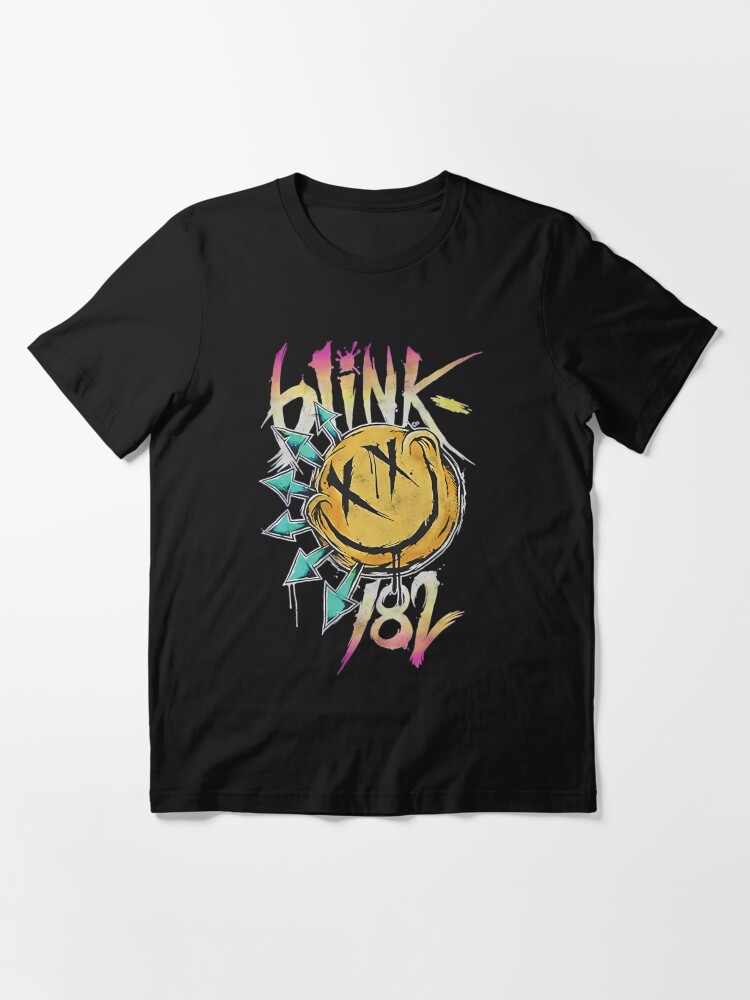 Aperçu 3 sur 7. T-shirt essentiel avec l'œuvre Concert du groupe Blinks 182 créée et vendue par FusionVisions.