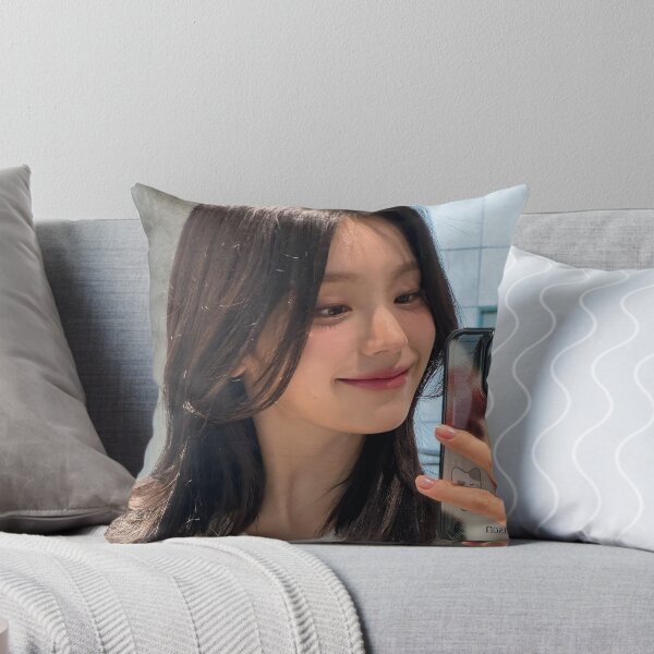 Artikelvorschau, ITZY GOLD IMAGINÄRER FREUND YEJI MIDZY entworfen und verkauft von Valereekmerch.