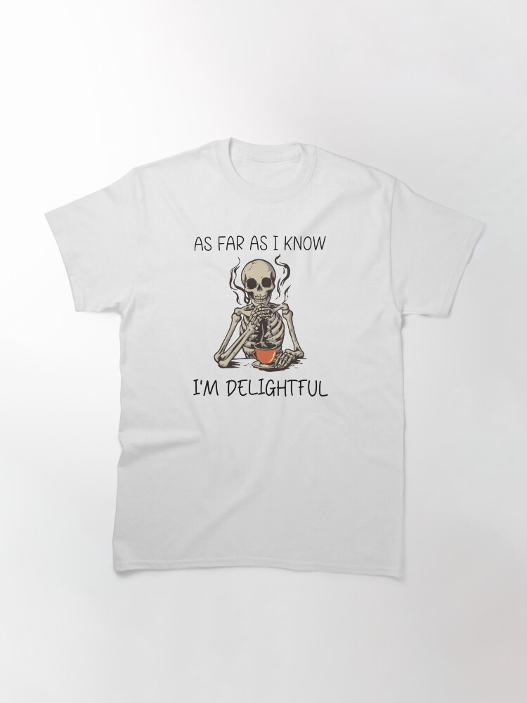Imagen 3 de 7, Camiseta clásica con la obra Hasta donde yo sé, soy un encantador y divertido amante del café con sarcasmo y esqueleto, diseñada y vendida por aymanehammi.