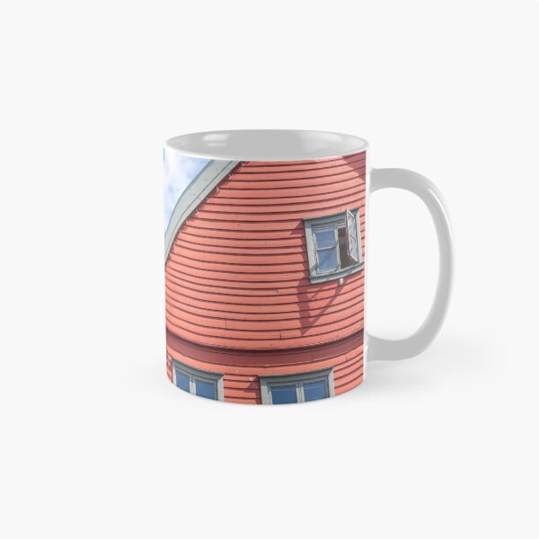 Artikelvorschau, Zwei Weltkulturerbe-Häuser in Bryggen in Bergen, Norwegen in Rot mit blauem bewölktem Himmel - Sommer-Straßen- und Reisefotografie entworfen und verkauft von Christa Stroo Photography.