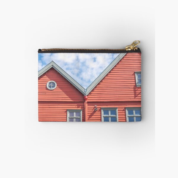 Artikelvorschau, Zwei Weltkulturerbe-Häuser in Bryggen in Bergen, Norwegen in Rot mit blauem bewölktem Himmel - Sommer-Straßen- und Reisefotografie entworfen und verkauft von Christa Stroo Photography.