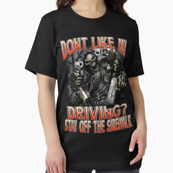 Vista previa del artículo con la obra «Camiseta divertida con meme "No me gusta cómo conduzco", "No pise la acera", gráfico con calaveras y armas, regalo de humor atrevido para amantes de los coches», diseñado y vendido por PaloClothes.