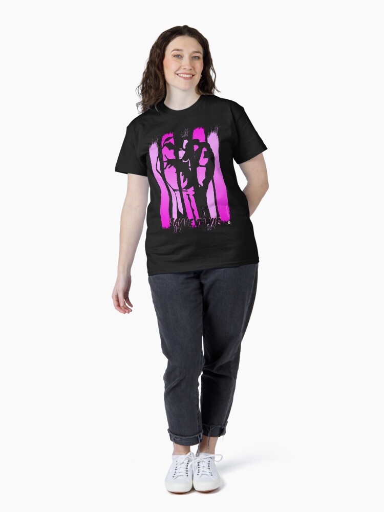 Aperçu 4 sur 7. T-shirt classique avec l'œuvre Sauve ta vie. Modèle N°7 créée et vendue par Vinidal.