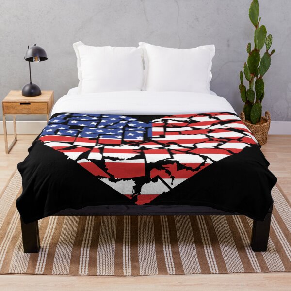 Aperçu de l'œuvre Carte des États-Unis en forme de cœur avec illustration vectorielle de motif de drapeau créée et vendue par ShopEasy9.