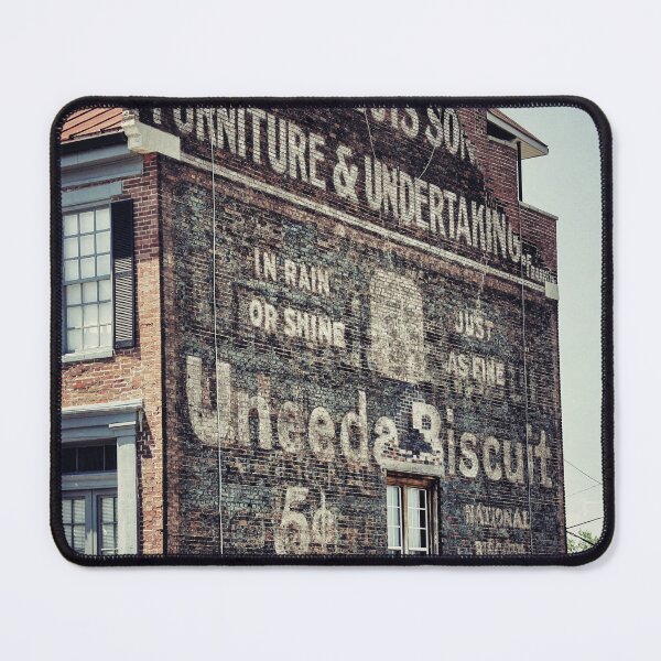 Artikelvorschau, Kunstdruck eines historischen Backsteingebäudes – „U Need a Biscuit“, gemalte Anzeige entworfen und verkauft von FraireDesign.