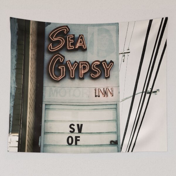 Aperçu de l'œuvre Impression d'art au néon vintage Sea Gypsy Inn - Charme de l'autoroute effrayante créée et vendue par FraireDesign.
