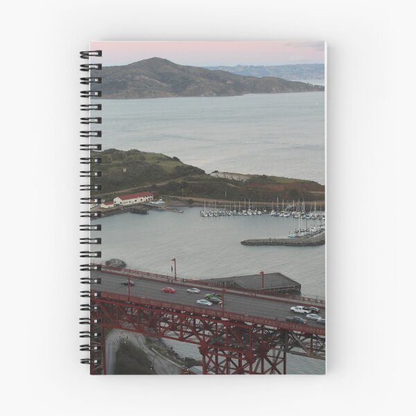 Artikelvorschau, Ein Blick auf die Golden Gate Bridge und Fort Cronkhite entworfen und verkauft von 2Canons.