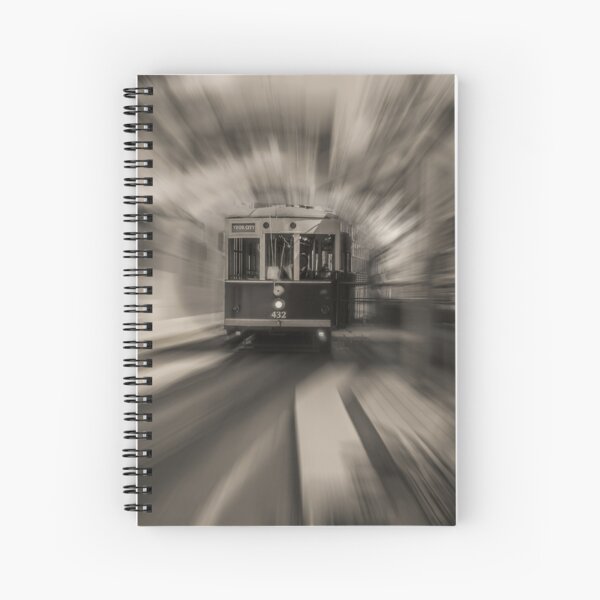 Aperçu de l'œuvre Un tramway d'époque se déplace rapidement sur la voie avec un arrière-plan flou créant une impression de vitesse créée et vendue par EyezWatchin.
