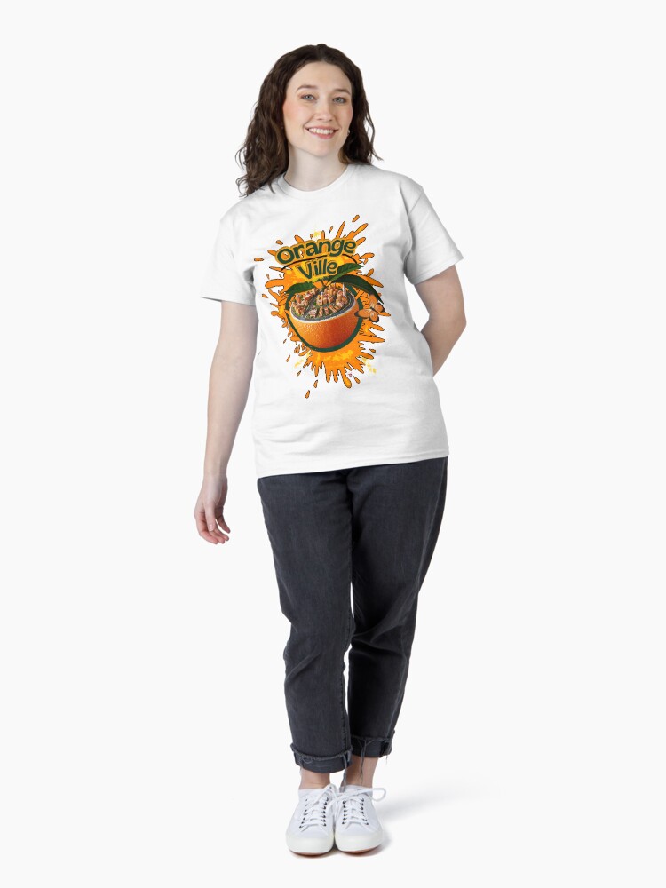 Aperçu 4 sur 7. T-shirt classique avec l'œuvre OrangeVille créée et vendue par Vinidal.