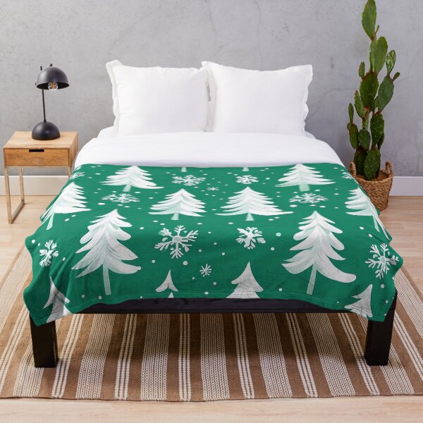 Artikelvorschau, Verschneite Weihnachtsbäume (grün) entworfen und verkauft von KaviPatterns.