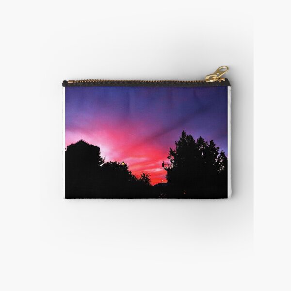 Aperçu de l'œuvre Ciel rose et violet après le coucher du soleil sur la ville créée et vendue par Alex Roman.
