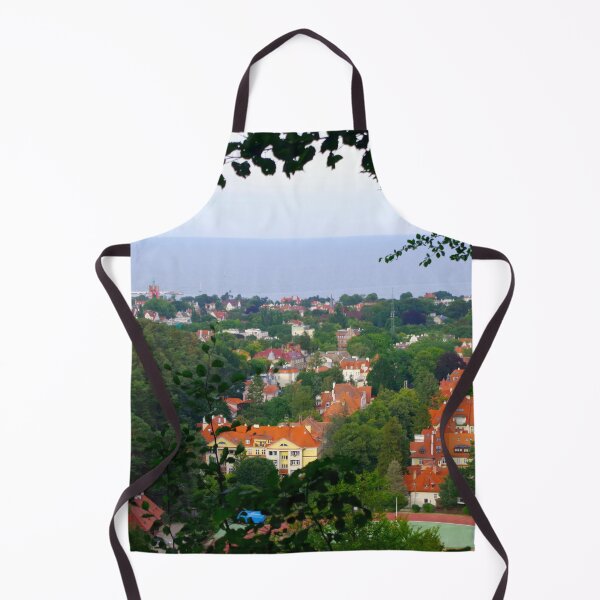 Artikelvorschau, Blick auf die Küstenstadt, eingerahmt von Bäumen und Meer entworfen und verkauft von Piotrek0001.