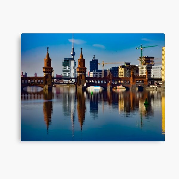 Artikel-Vorschau von Oberbaumbrücke über die Spree – Ikonische Fotografie von Berliner Wahrzeichen, designt und verkauft von MajikFlower.