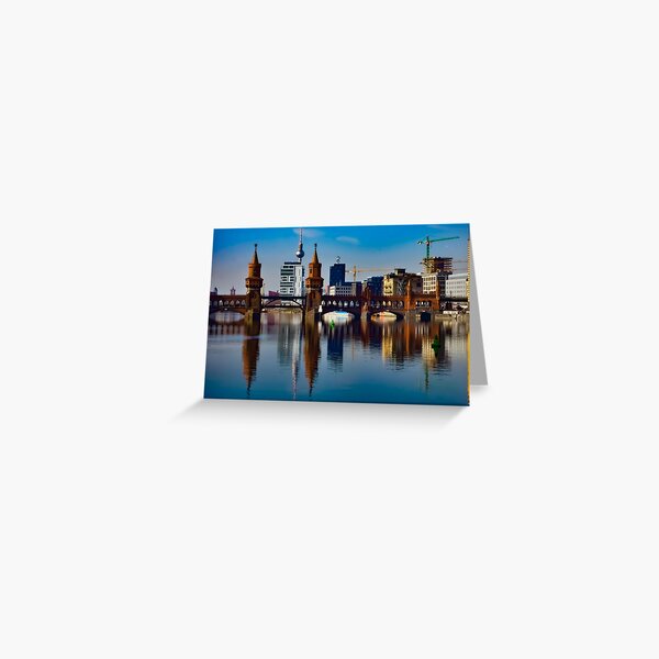 Artikel-Vorschau von Oberbaumbrücke über die Spree – Ikonische Fotografie von Berliner Wahrzeichen, designt und verkauft von MajikFlower.