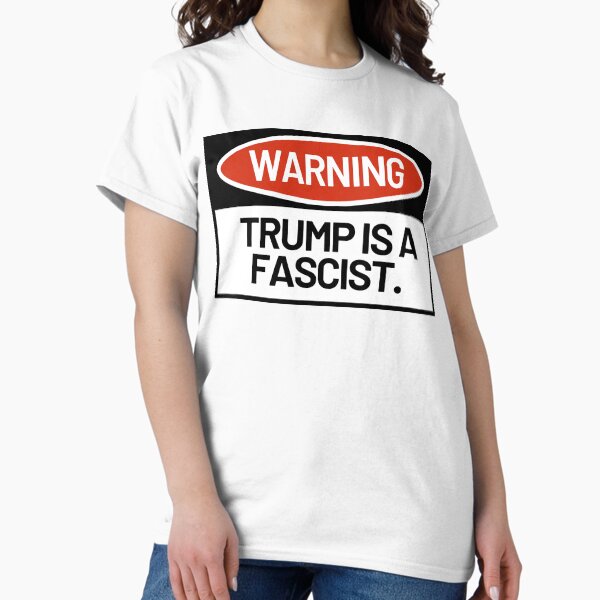 Vista previa del artículo con la obra «ADVERTENCIA: Trump es un fascista», diseñado y vendido por maddieeberts1.