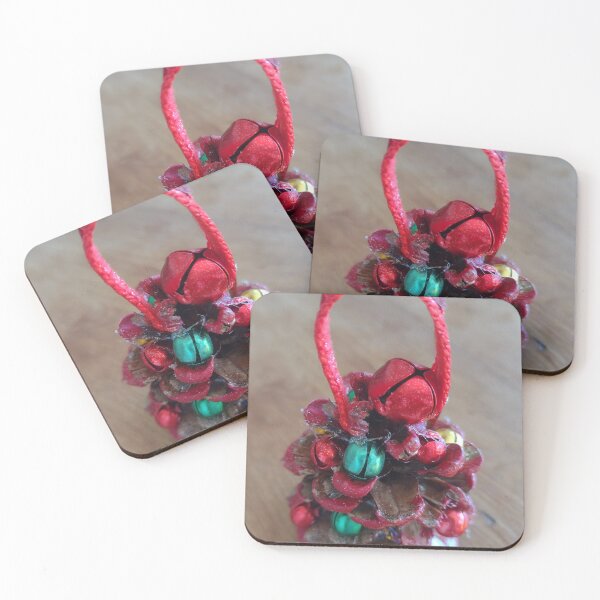 Aperçu de l'œuvre Décoration de Noël en pomme de pin rouge créée et vendue par ArtbyColleen.