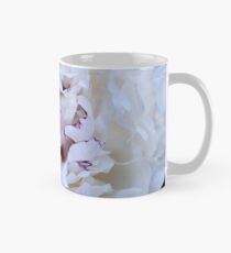 Taza Dentro de una bella, fragante, blanca peonía