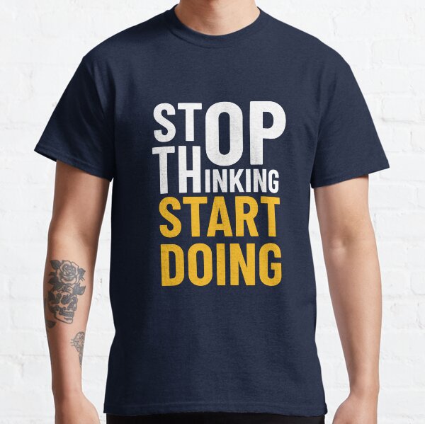 Vista previa del artículo con la obra «Deja de pensar y empieza a actuar - Camiseta motivacional», diseñado y vendido por WorldWiseWear.