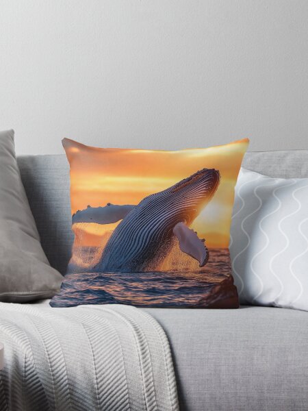 Artikel-Vorschau von Ein Wal, der bei Sonnenaufgang aus dem Wasser auftaucht - Tierfoto, designt und verkauft von TheArtistOf2022.