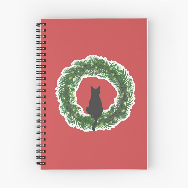 Artikelvorschau, Süße schwarze Katze sitzt auf einem immergrünen Weihnachtskranz mit Lichtern entworfen und verkauft von CiniArt.