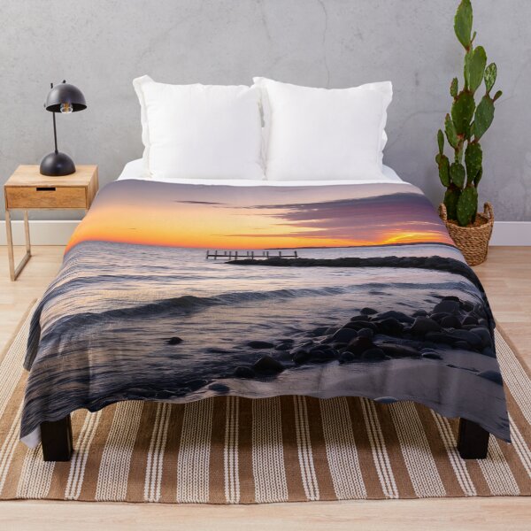 Artikelvorschau, Holzbrücke am Meeresufer bei Sonnenuntergang entworfen und verkauft von AA-designstore.