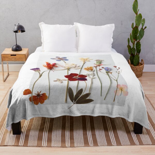 Artikelvorschau, Gepresste getrocknete Blume, Botanische Kunst, Florales Design, bunte Wildblumen, Vintage Cottagecore entworfen und verkauft von EllieBoutique.