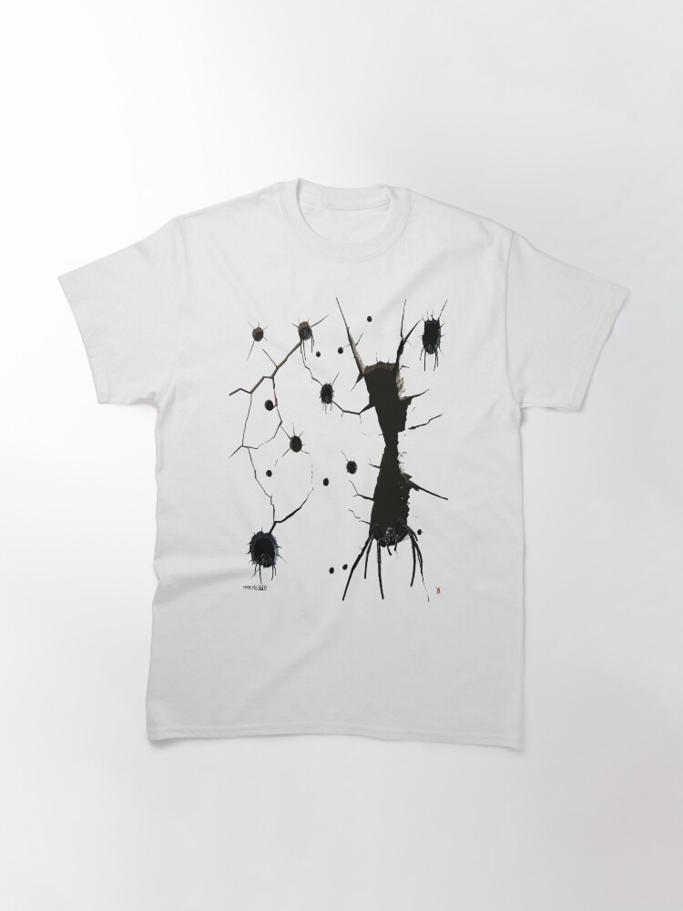 Aperçu 3 sur 7. T-shirt classique avec l'œuvre FISSION. créée et vendue par Vinidal.