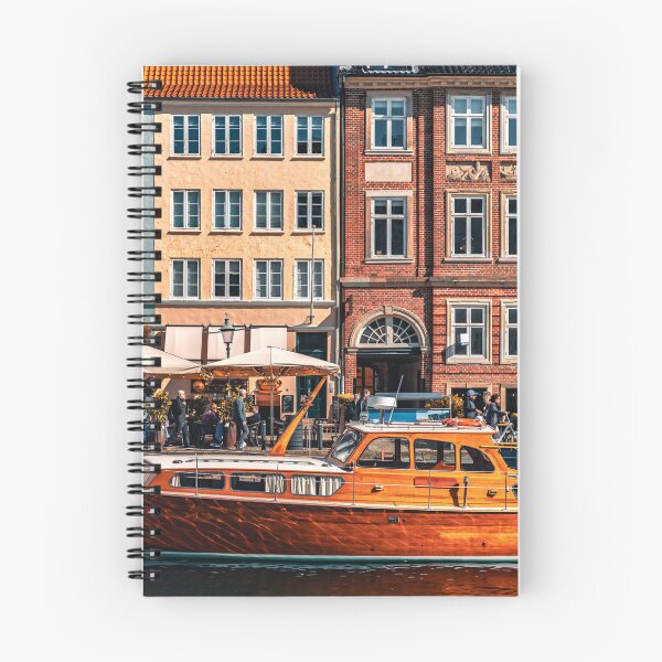 Aperçu de l'œuvre Architecture élégante avec bateau créée et vendue par NextTimeDesigns.