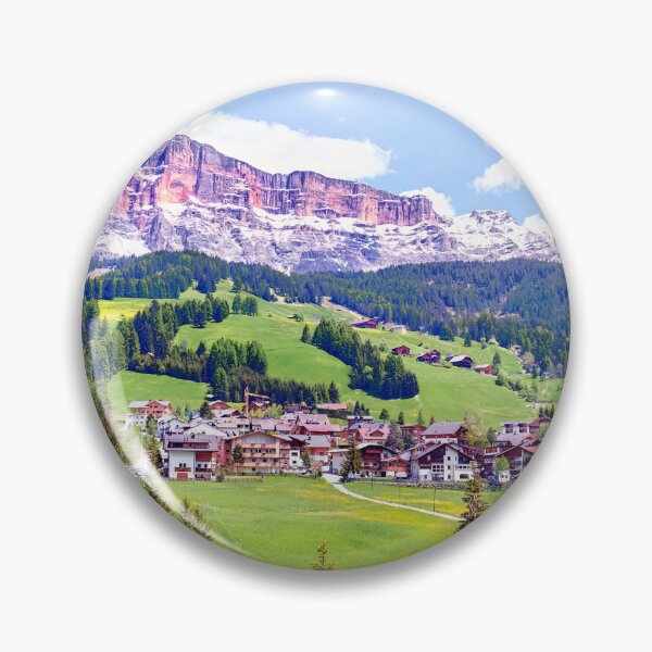 Artikelvorschau, Badia Dorf in den Dolomiten Italien Südtirol entworfen und verkauft von Adam Gormley.