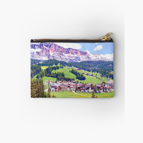 Artikelvorschau, Badia Dorf in den Dolomiten Italien Südtirol entworfen und verkauft von Adam Gormley.