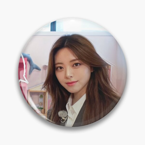 Artikelvorschau, ITZY GOLD IMAGINÄRE FREUNDIN YUNA MIDZY entworfen und verkauft von Valereekmerch.