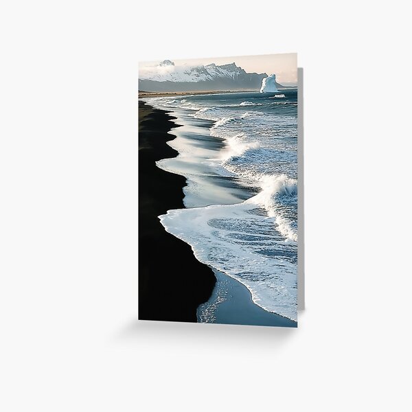 Artikel-Vorschau von Schwarzes Sand und eisige Wellen: Islands raue Küste, designt und verkauft von regnumsaturni.