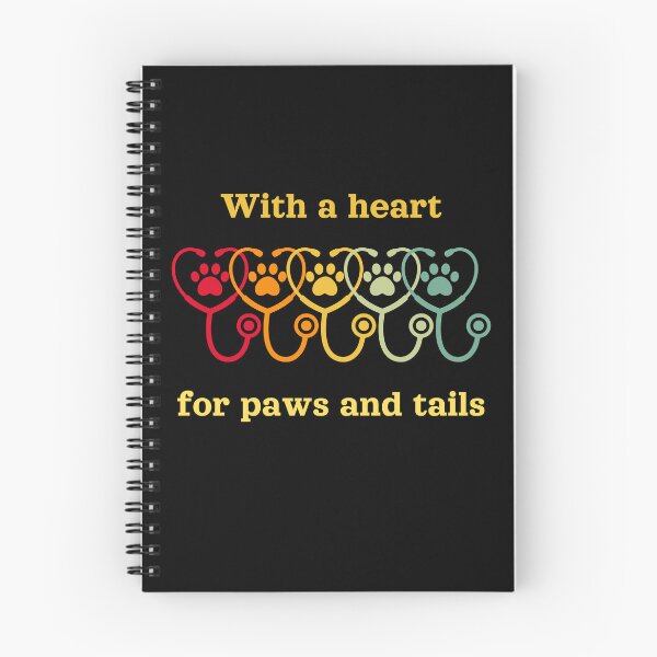 Aperçu de l'œuvre Avec un cœur pour les pattes et les queues, le t-shirt parfait pour les amoureux des animaux qui adorent leurs amis à fourrure créée et vendue par FelkMariShop.
