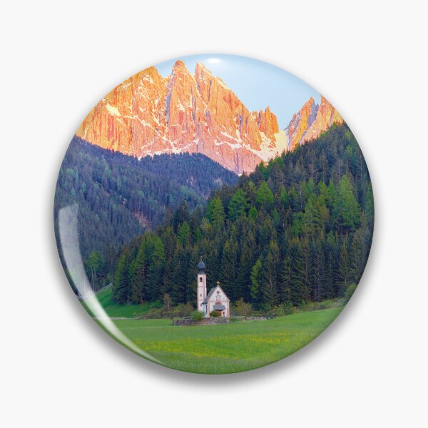 Artikelvorschau, St. Magdalena - Italien Funes St. John Dolomiten Sonnenuntergang entworfen und verkauft von Adam Gormley.