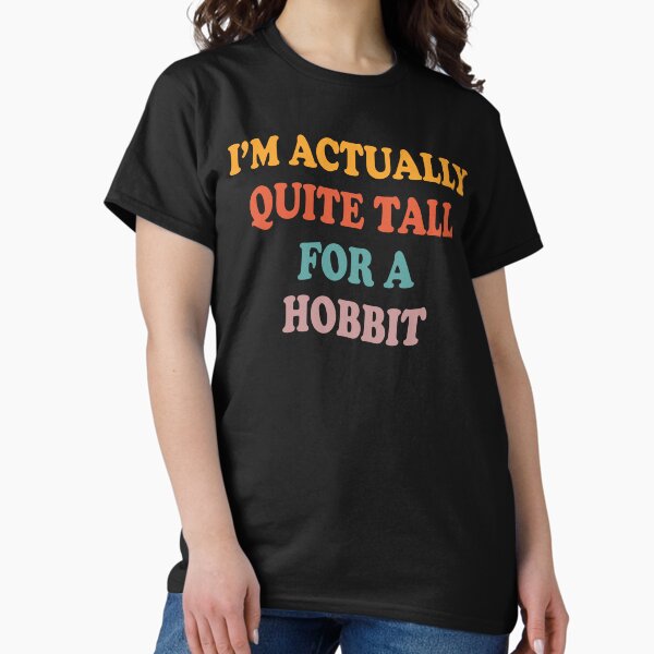 Vista previa del artículo con la obra «En realidad soy bastante alto para ser un hobbit», diseñado y vendido por rewingjadeArt.