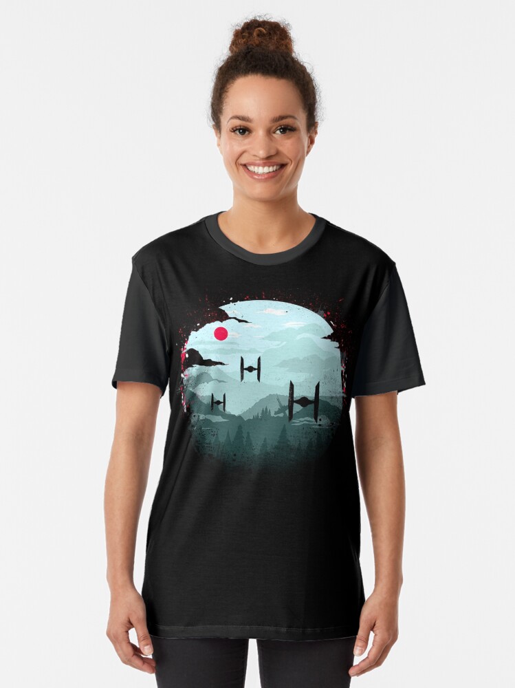 Imagen 2 de 5, Camiseta gráfica con la obra Cazas TIE al amanecer, diseñada y vendida por howardlyonart.