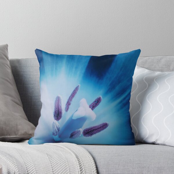 Artikelvorschau, Zarte blaue Tulpenstaubblätter und Narben | Macroimage Wandkunst entworfen und verkauft von eatmorvelopator.