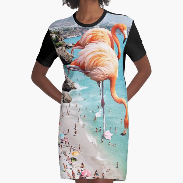 Artikel-Vorschau von Flamingos am Strand, Surrealismus-Vögel der wild lebenden Tiere, Natur-Flamingo-Fantasie-Strand-Sommer-Fotografie, designt und verkauft von 83oranges.