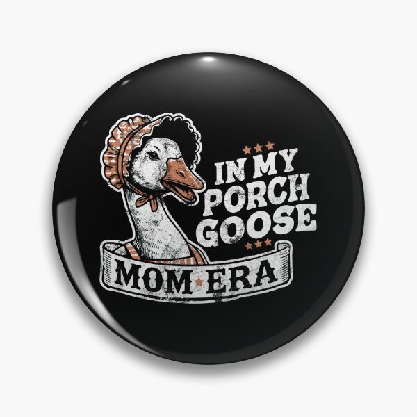 Aperçu de l'œuvre Dans mon porche Goose Mom Era Vie de maman drôle et confortable créée et vendue par TeeByDesignsCo®.