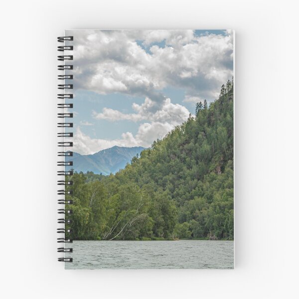 Aperçu de l'œuvre Pagayer à travers une rivière pittoresque et une forêt créée et vendue par PixelBirch.