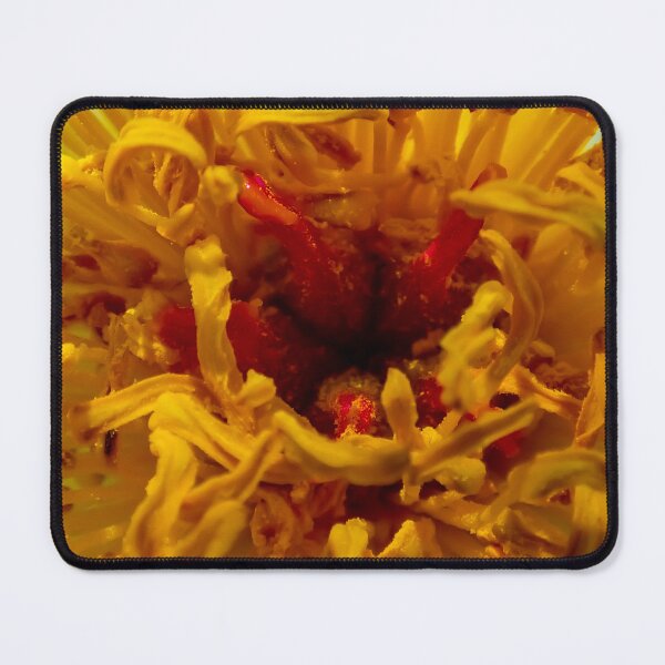 Artikelvorschau, Nahaufnahme der Pfingstrosenmitte in goldenen Farbtönen – Lebendige Makro-Blumenfotografie entworfen und verkauft von MajikFlower.